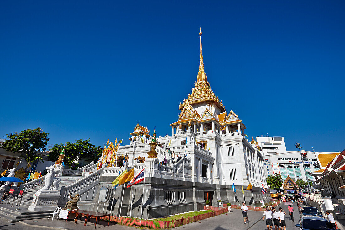 Wat Traimit-Tempel an einem hellen, sonnigen Tag. Bangkok, Thailand.