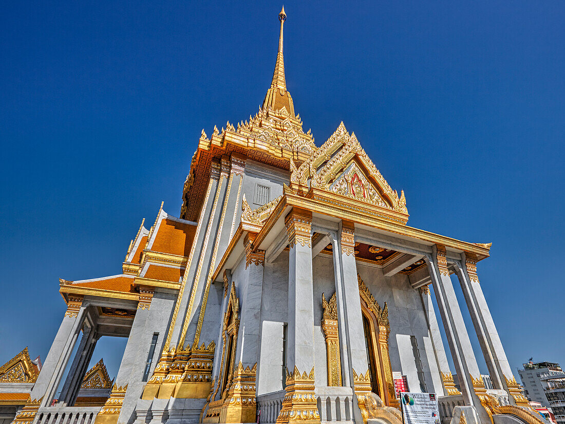 Wat Traimit-Tempel an einem hellen, sonnigen Tag. Bangkok, Thailand.