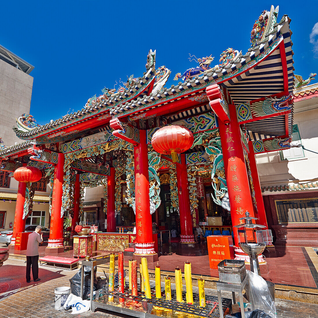 Colorful and splendid facade of the Kuan Yim Shrine (Chao Mae Kuan Im Shrine). Chinatown District, Bangkok, Thailand.