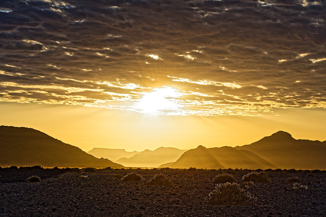  Sunrise, Sossusvlei, Namib-Naukluft National Park, Namibia, Africa 