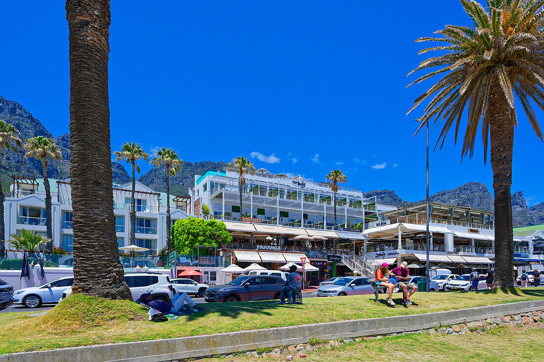  View from Camps Bay Beach to the suburb with Table Mountain, Camps Bay, Cape Town, South Africa, Africa 