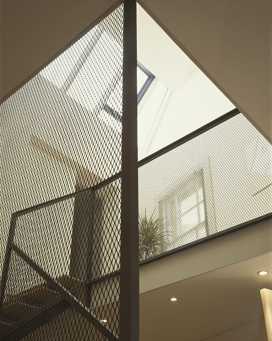 Transparentes Treppenhaus mit Blick auf Dachfenster