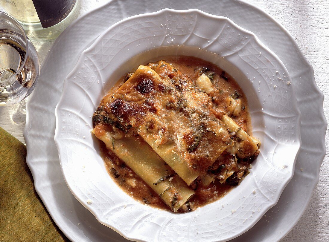 Cannelloni alla napoletana (Tomaten-Mozzarella-Nudelröllchen)