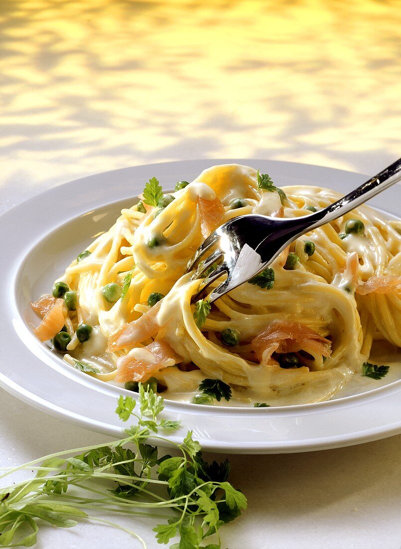 Spaghetti mit Lachs-Sahne-Sauce & Erbsen