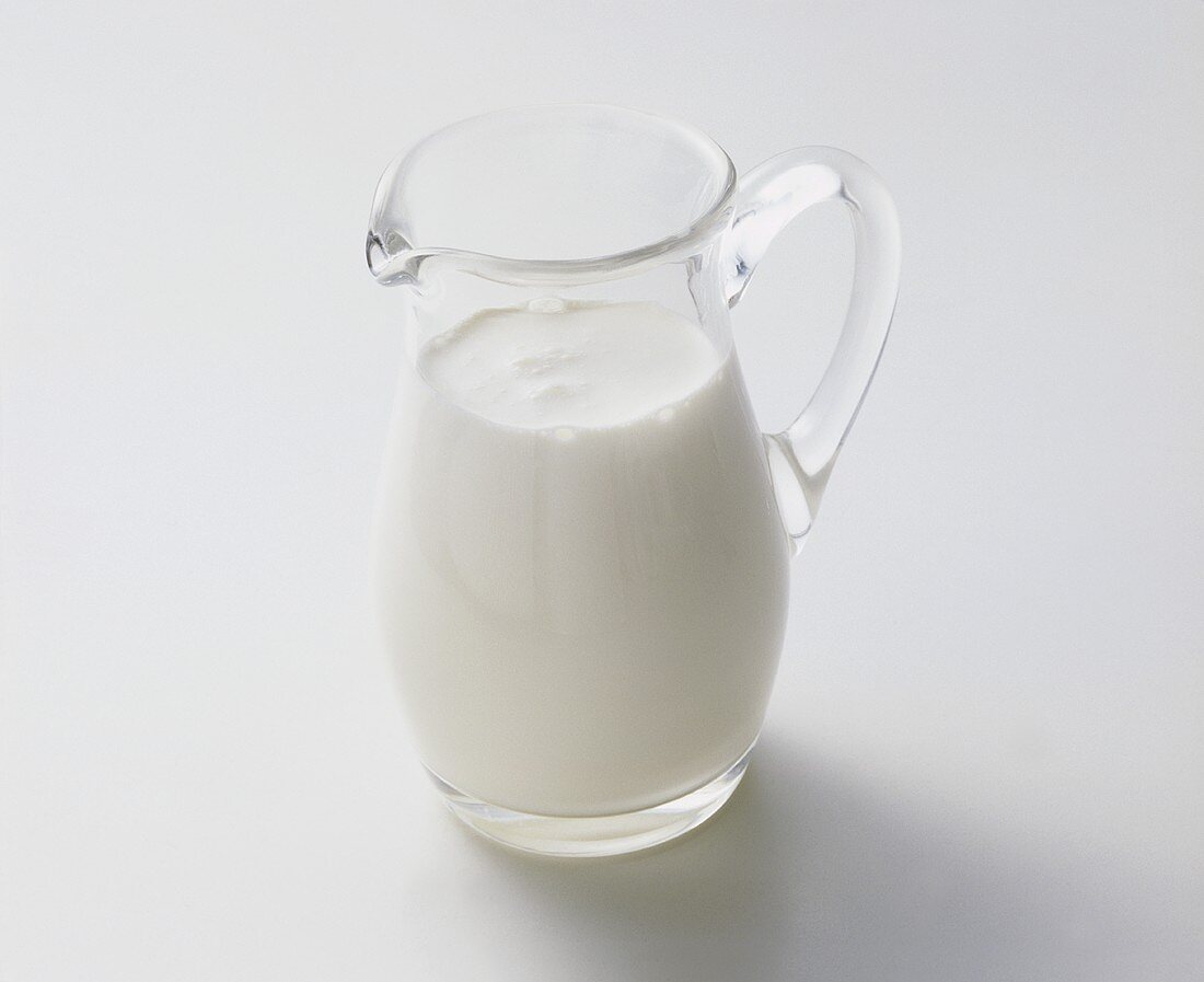 Glaskrug mit Milch