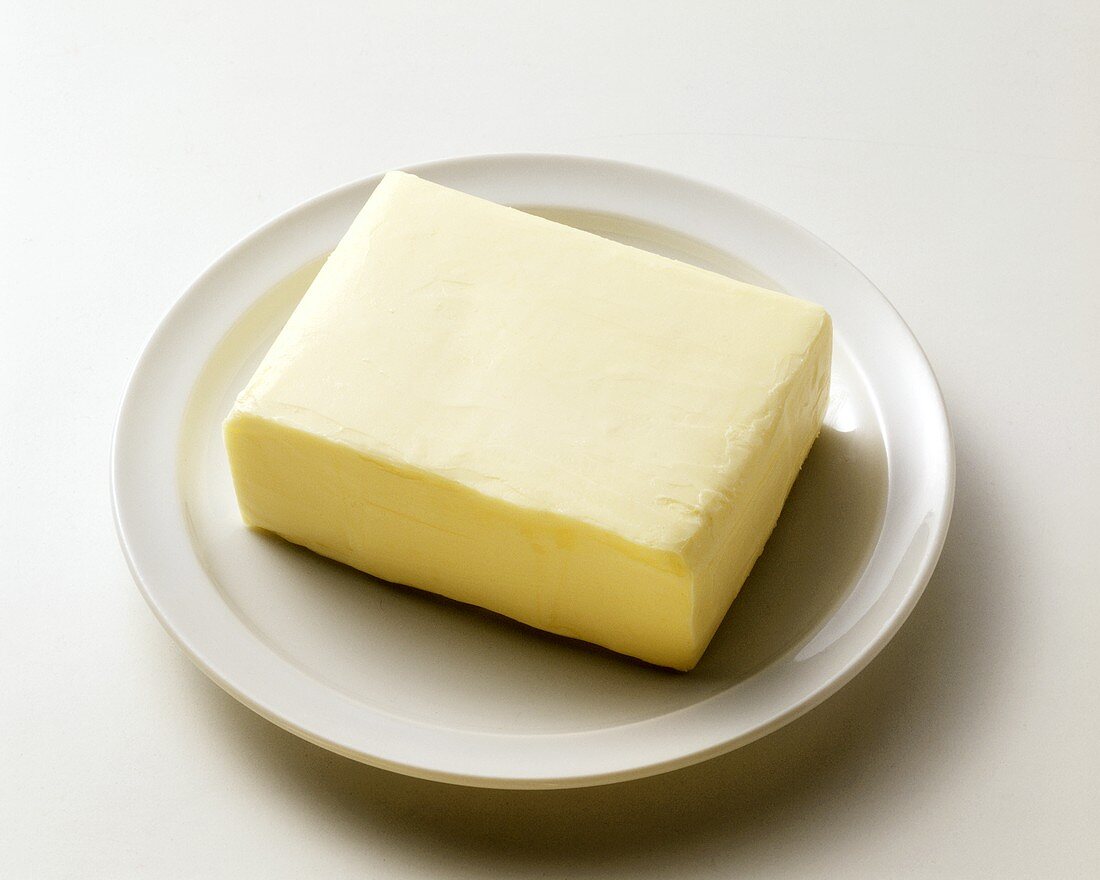 Butter auf weißem Teller