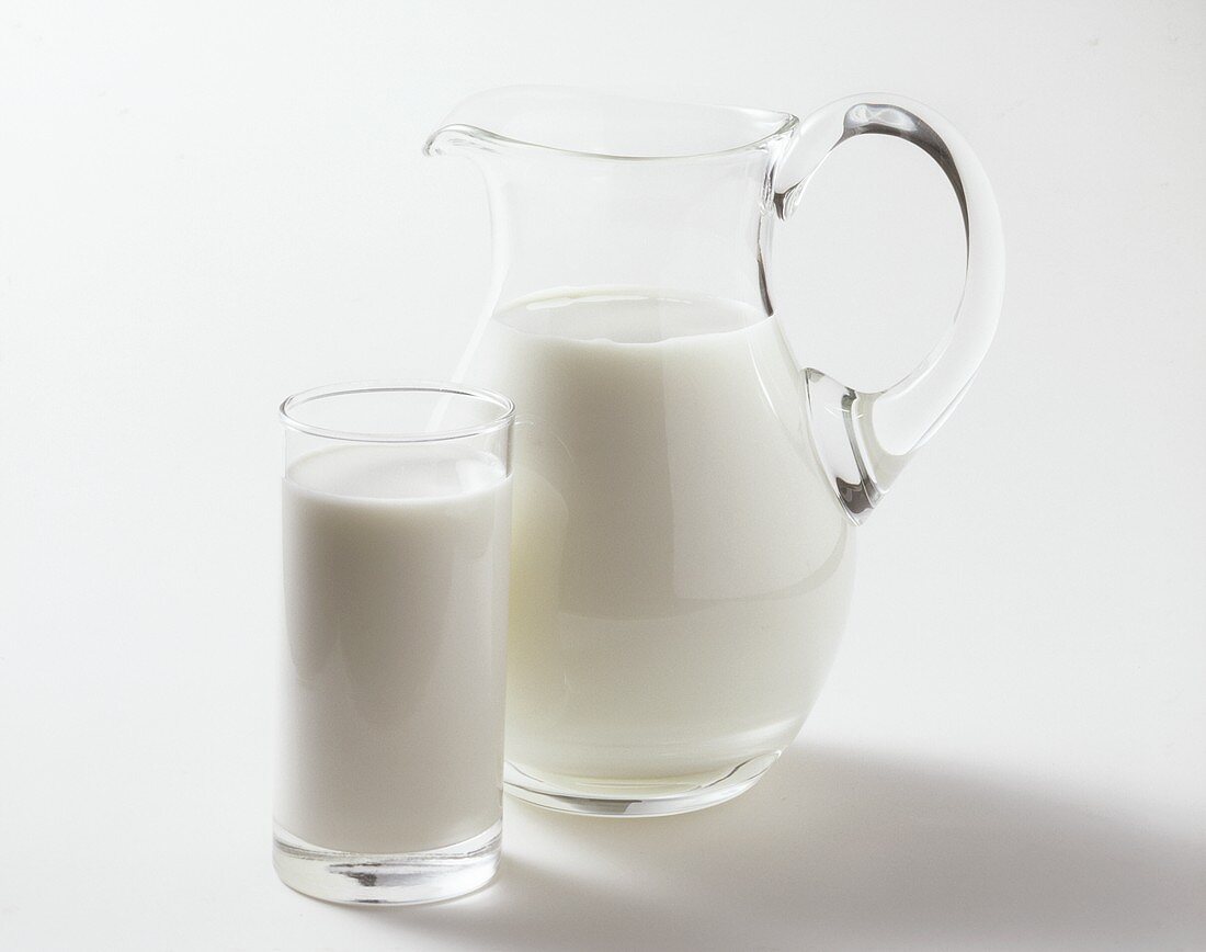 Ein Glas Milch und Milchkrug