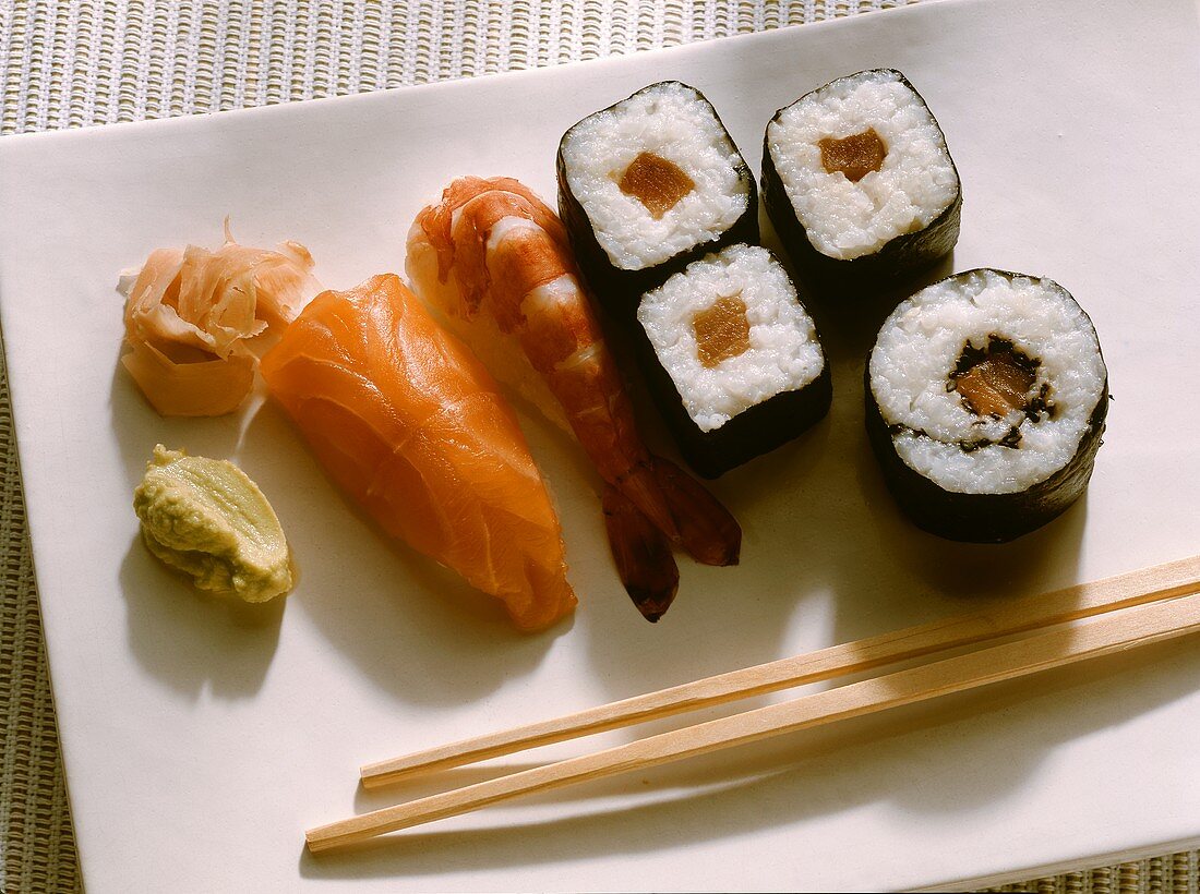 Sushi auf weißer Platte; Lachs & Garnele