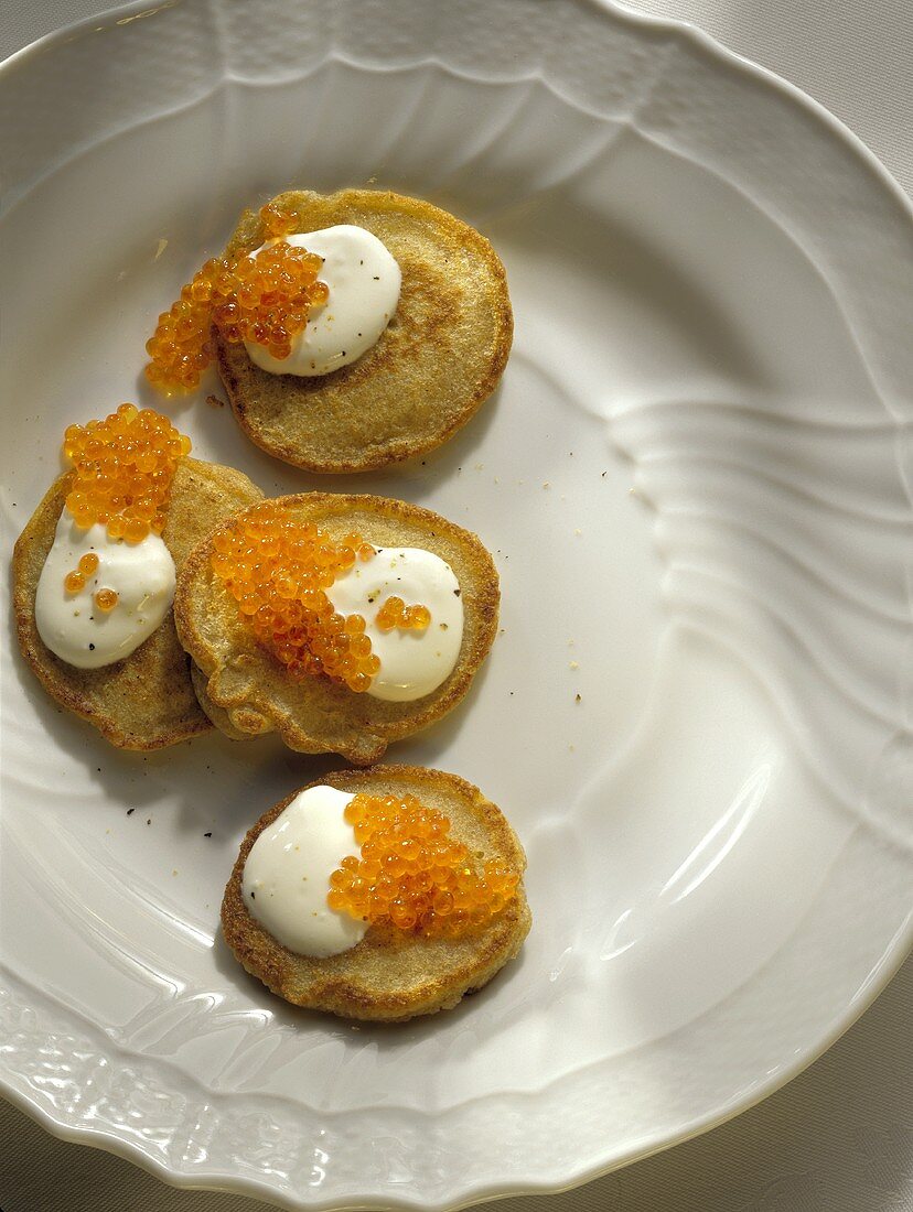 Blini z ikroj (Blinis mit Sauerrahm & Kaviar, Russland)