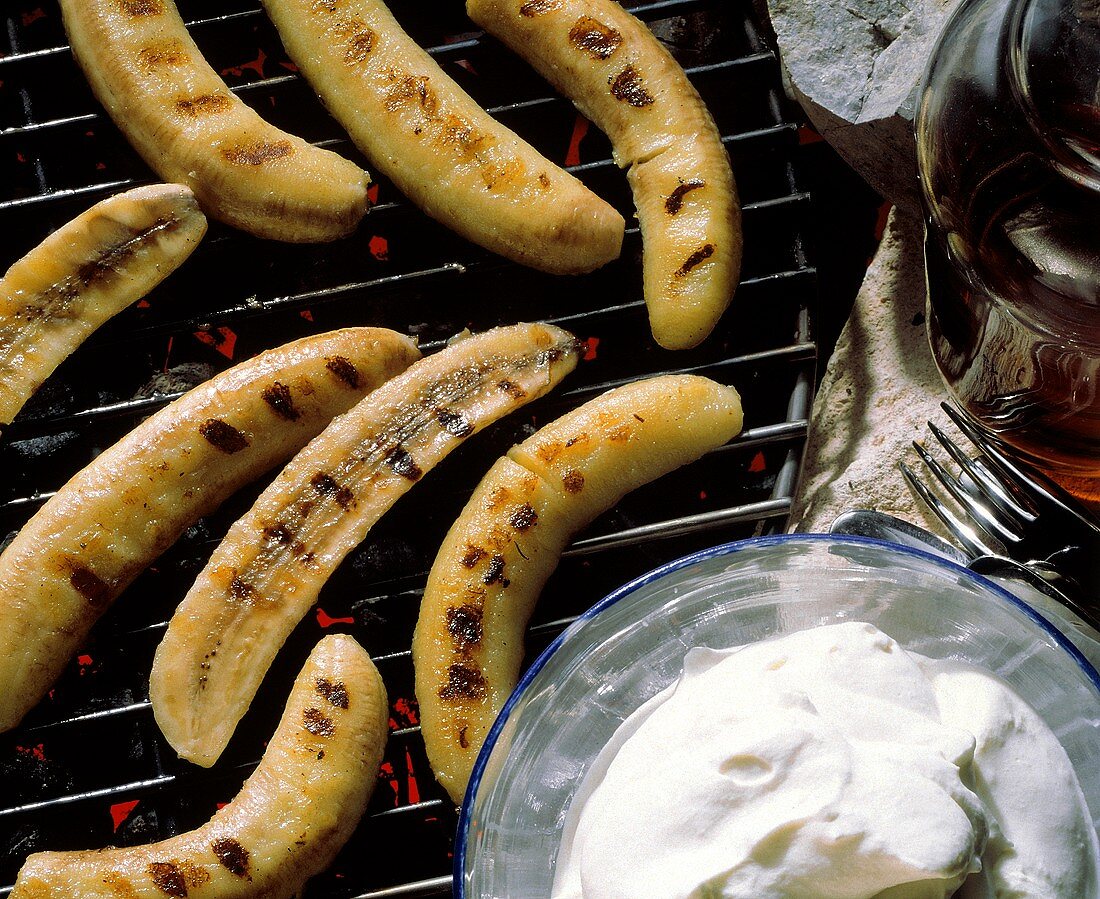 Bananen mit Rum & Sahne auf dem Grill