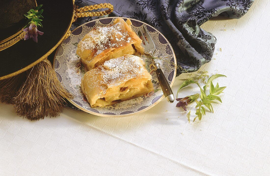 Apfelstrudelstücke auf blauem Teller