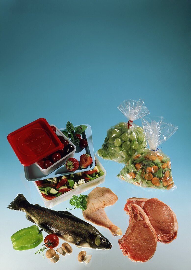 Gefrierkoststilleben mit Fisch, Fleisch, Gemüse & Obst