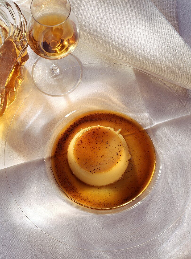 Crème Caramel auf Glasteller