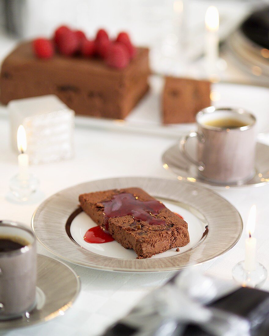 Schokoladen-Backpflaumen-Terrine mit Himbeersauce