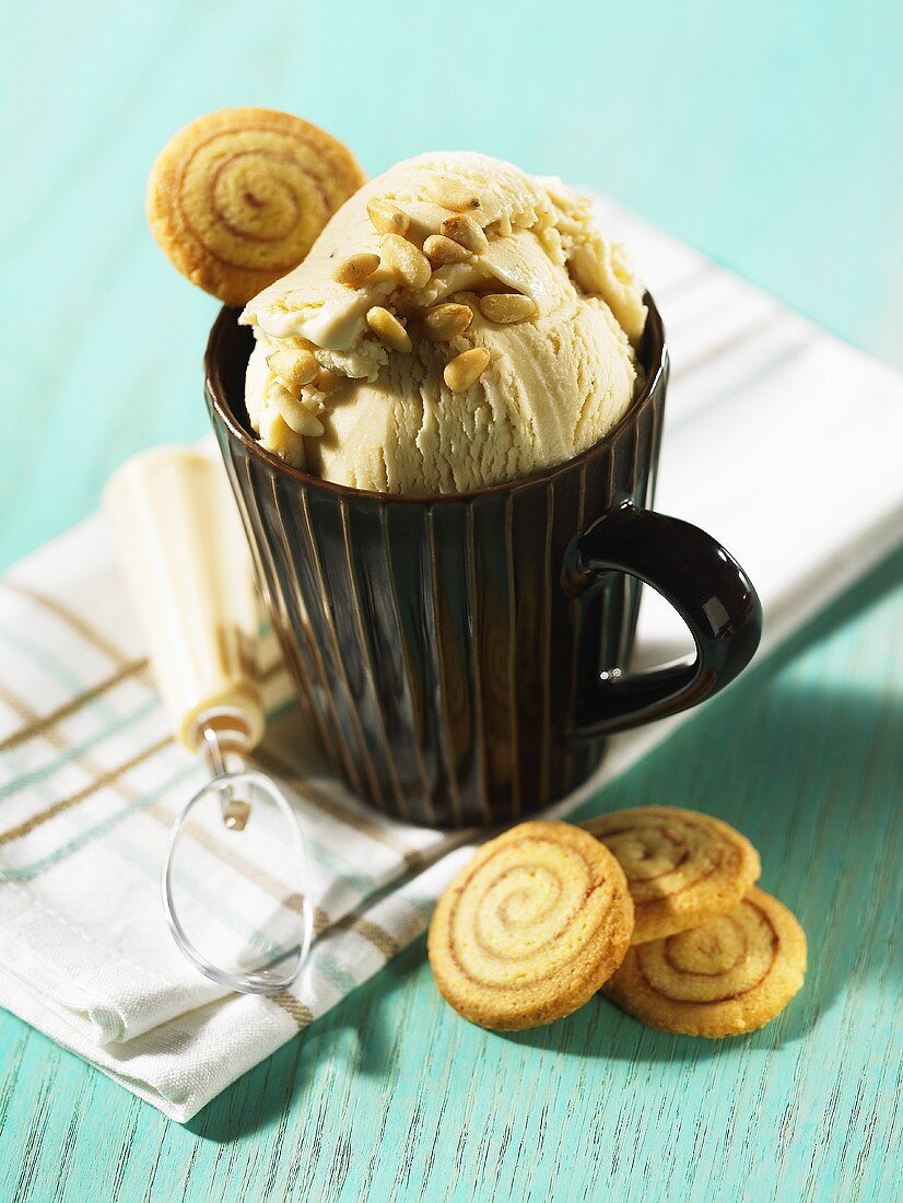 Ice cream with pine nuts and cinnamon pinwheels