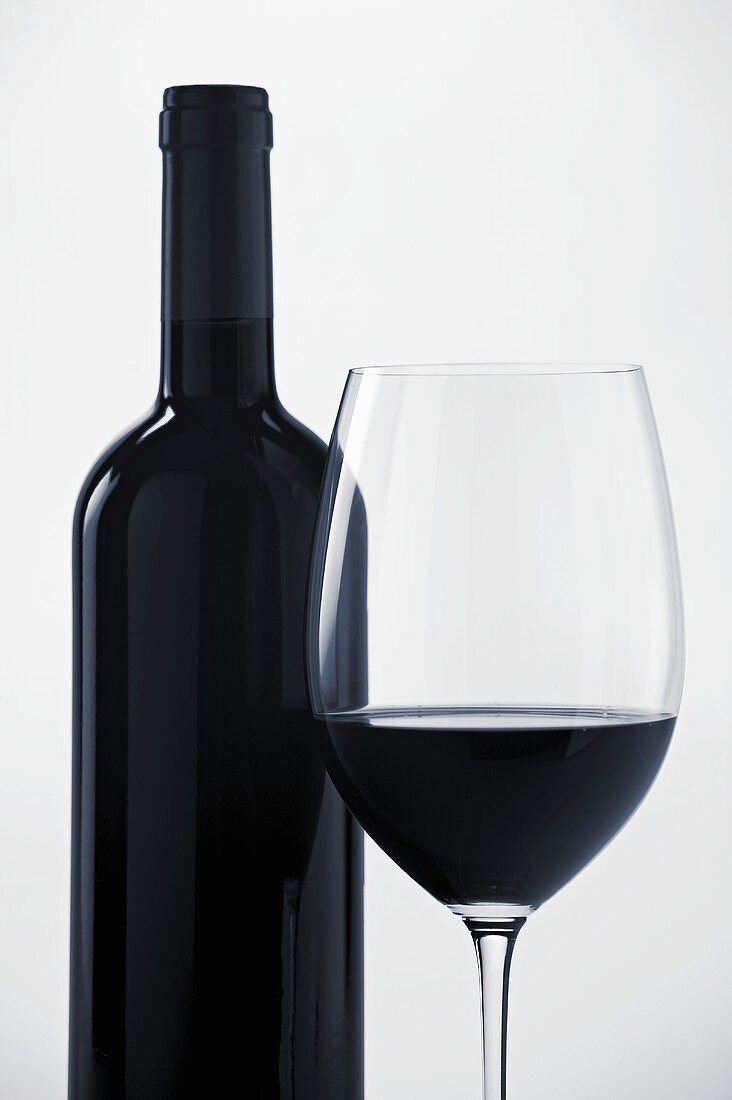 Eine Flasche und ein Glas Rotwein