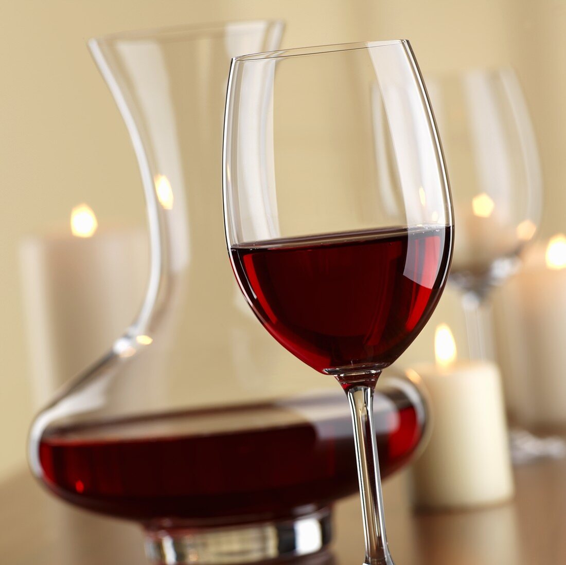Rotwein in Glas und Karaffe