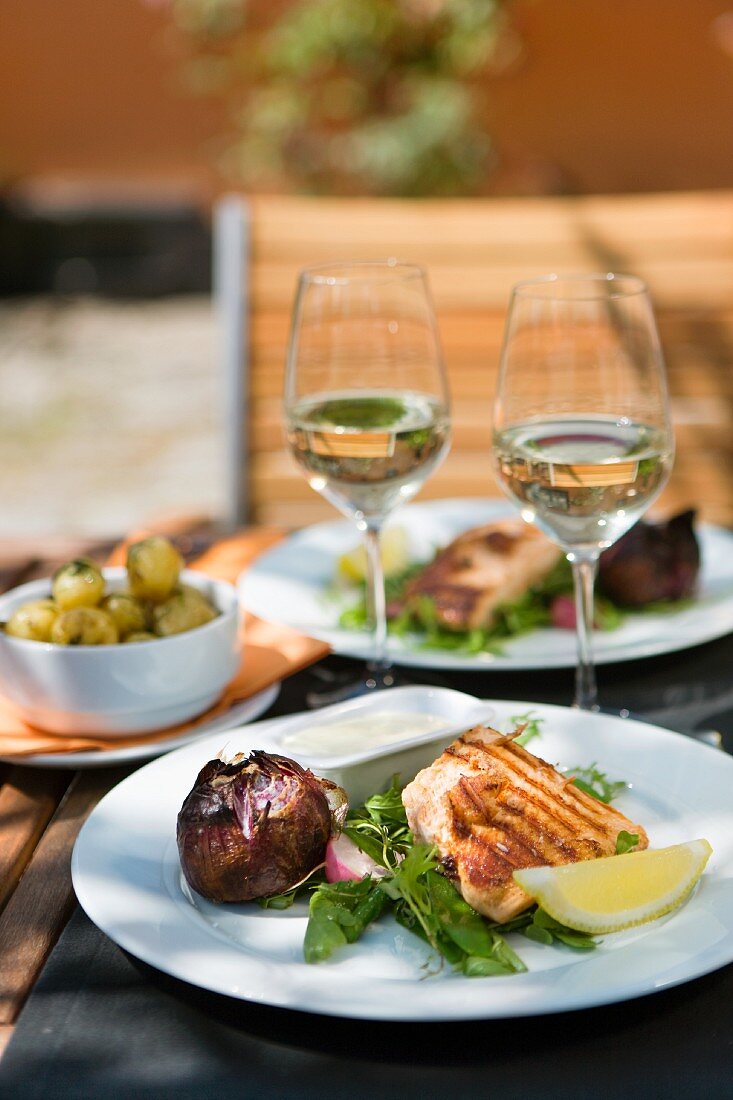 Salmon fillet with baked red onion and salad