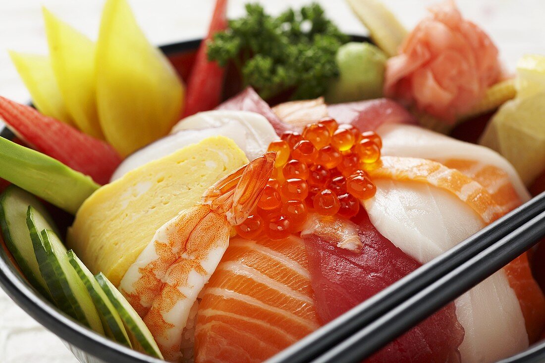 Sashimi mit Kaviar und Beilagen (Japan)