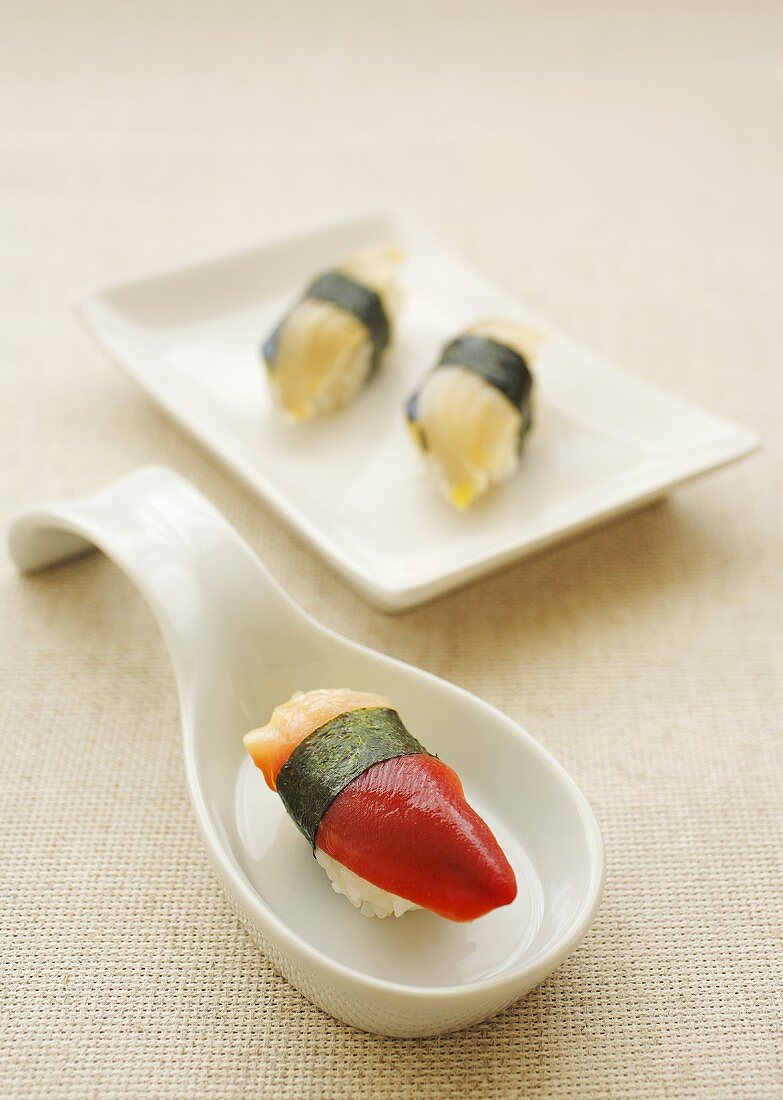 Nigiri sushi made with shellfish (hokkigai) & mackerel (saba)