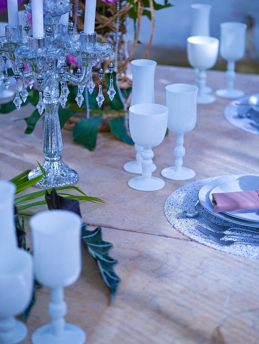 Gedeckter Tisch mit weissen Weinkelchen