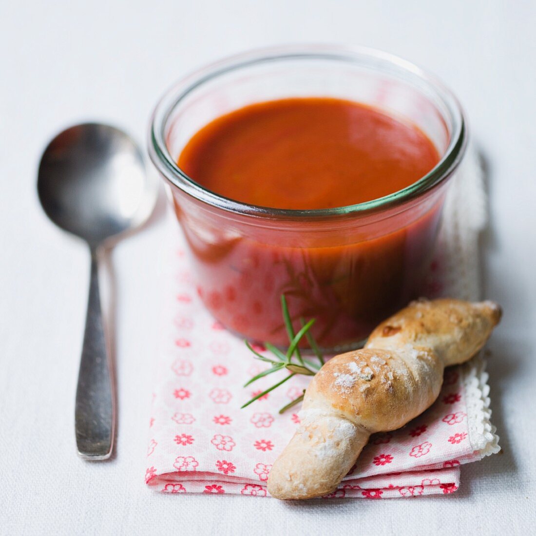 Tomatensuppe in einem Glasschälchen mit Brot