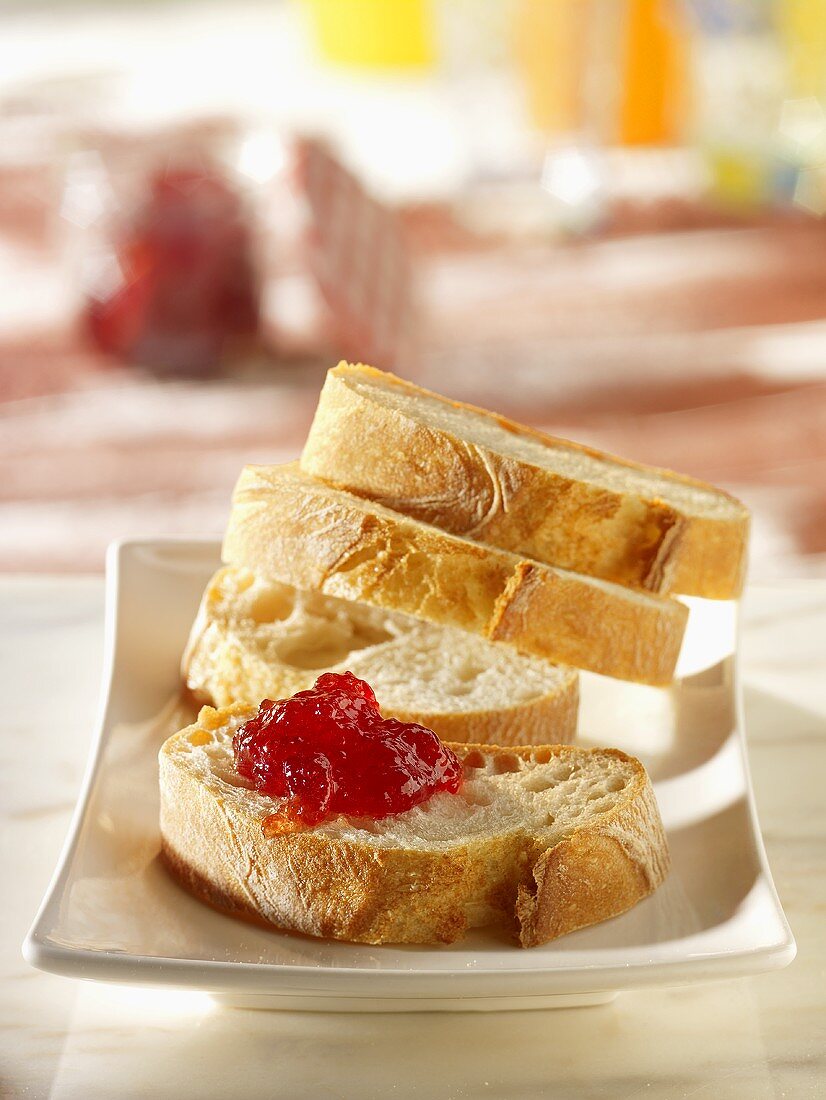 Weißbrot mit Marmelade