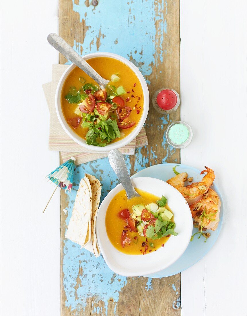 Kalte Süsskartoffelsuppe mit gebratenen Garnelen