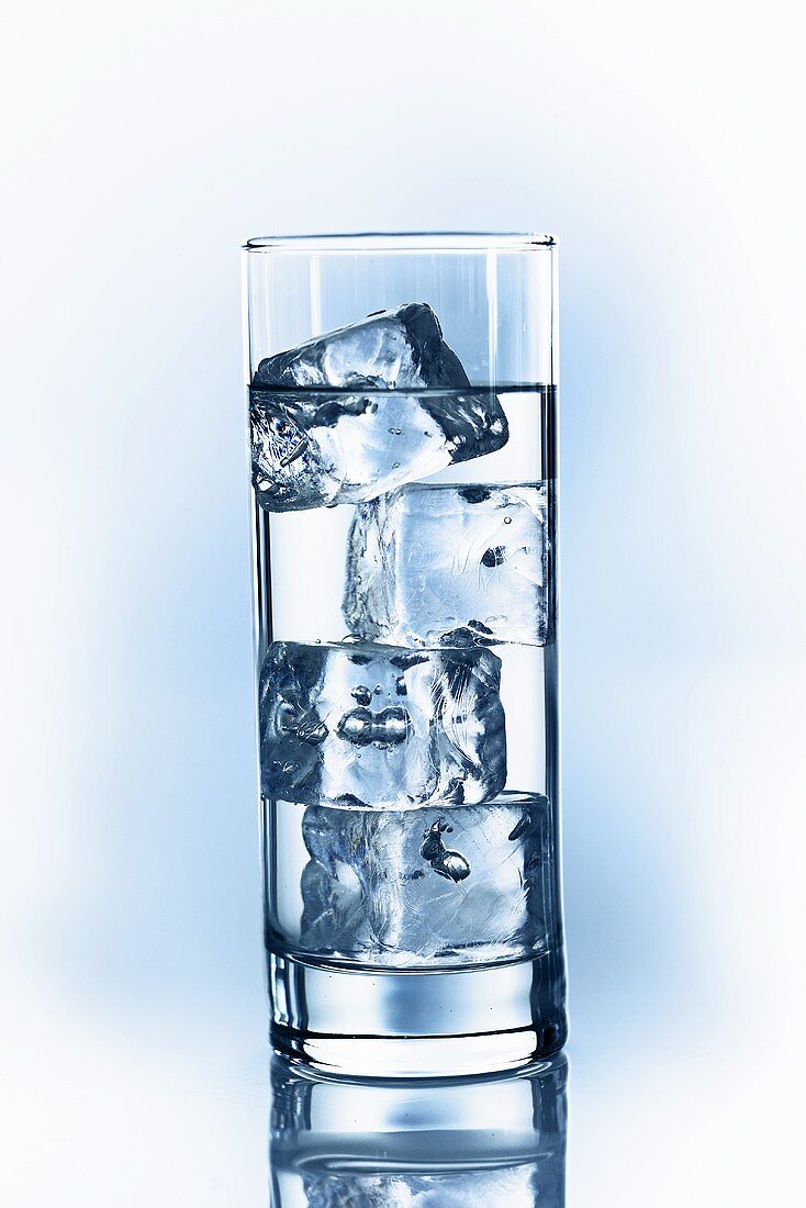Glas Wasser mit Eiswürfeln