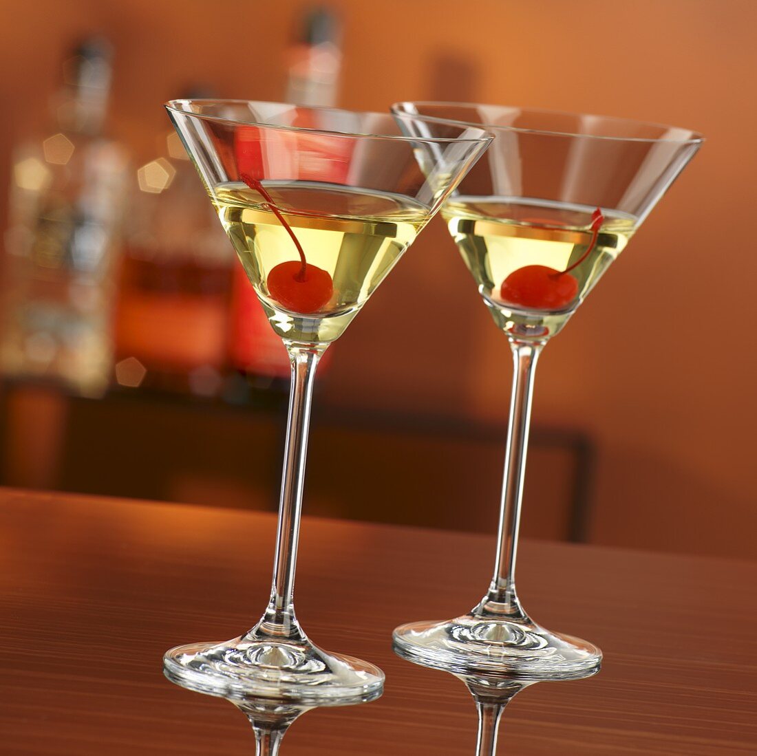 Zwei Martinis mit Cocktailkirsche