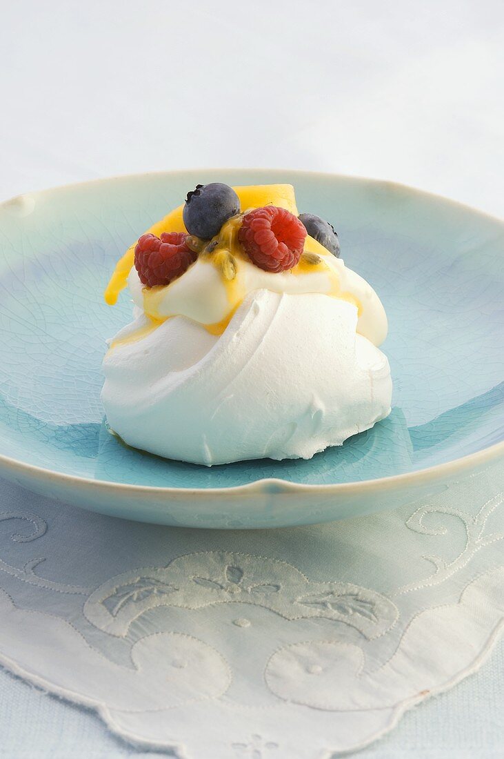 Mini-Pavlova with berries