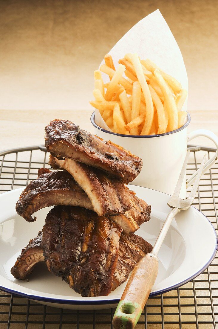 Mit Bier glasierte Spareribs und Pommes frites