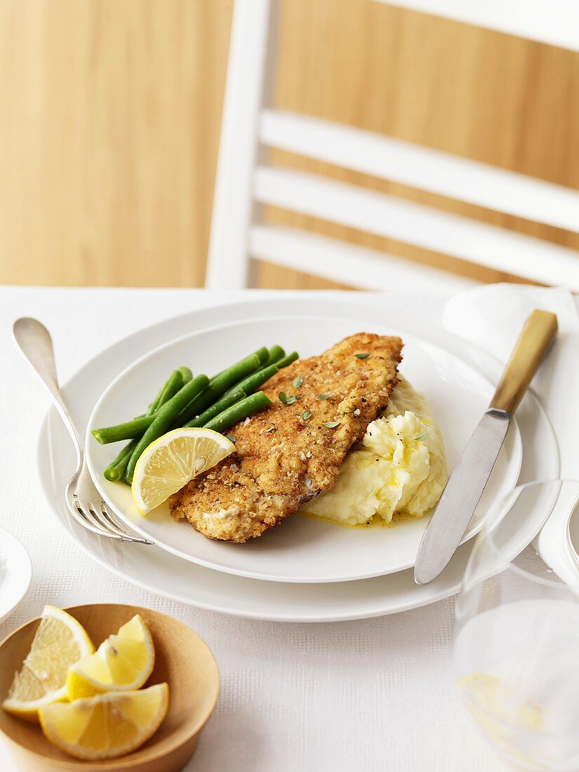 Hähnchenschnitzel mit Kartoffelpüree, grünen Bohnen, Zitrone