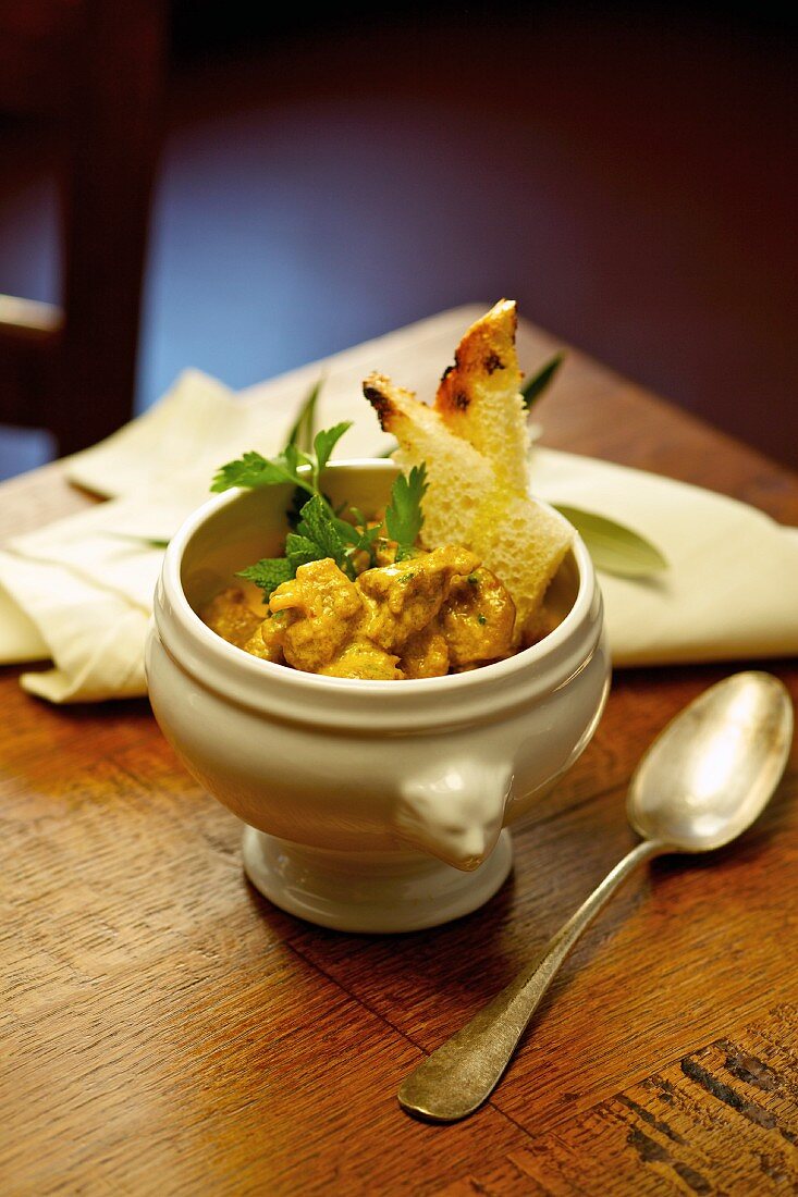 Lamb stew with toasted bread