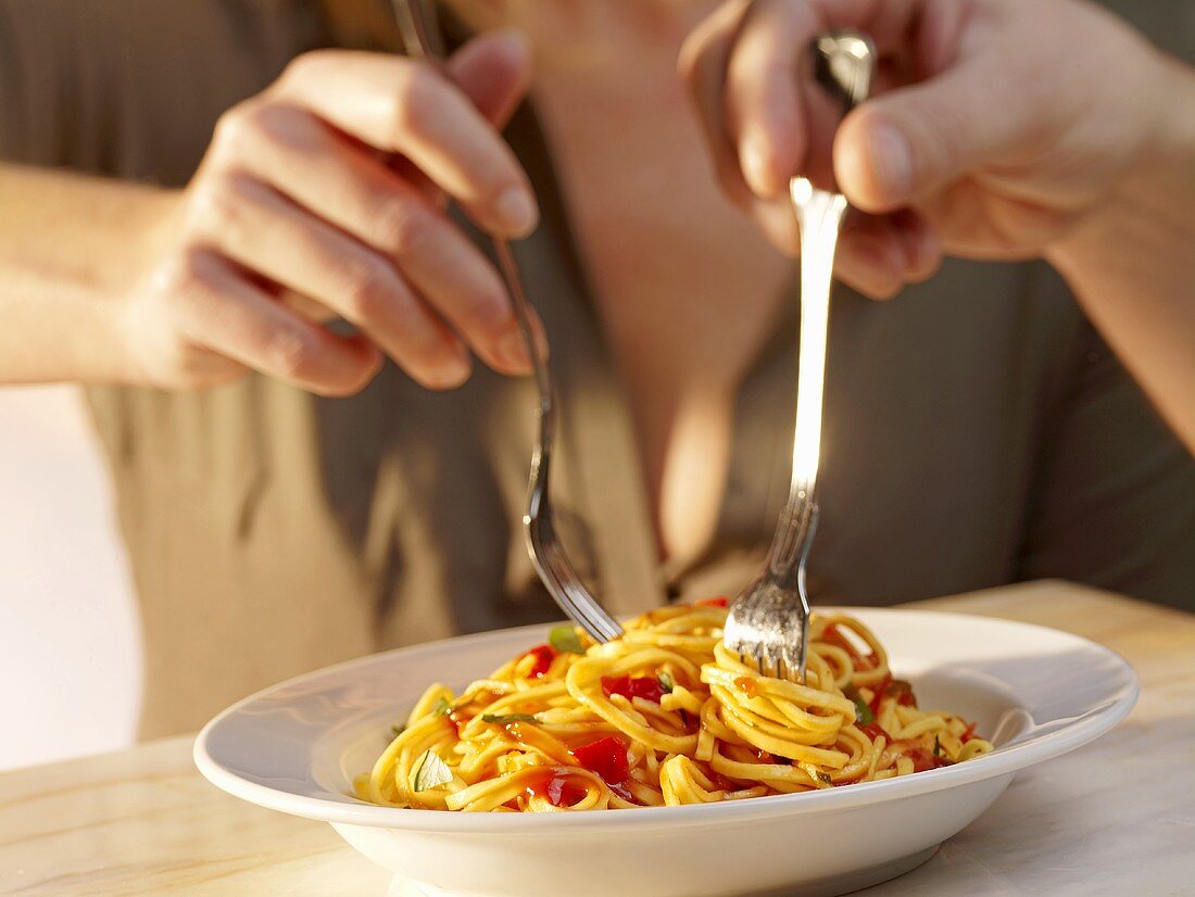 Mann und Frau beim Spaghetti essen
