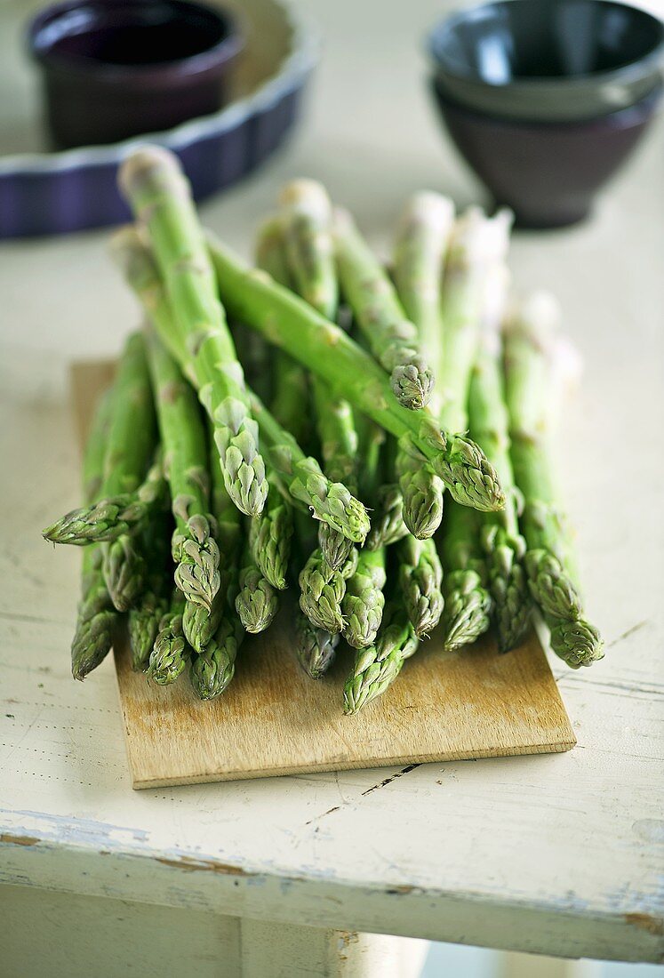 Green asparagus on chopping board
