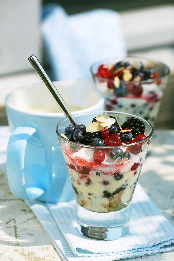 Crema alla boscaiola (berry trifle with flaked almonds)