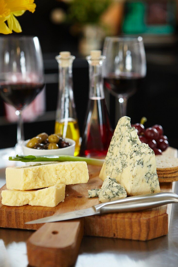 Käseplatte mit Stilton, Oliven, Trauben und Wein