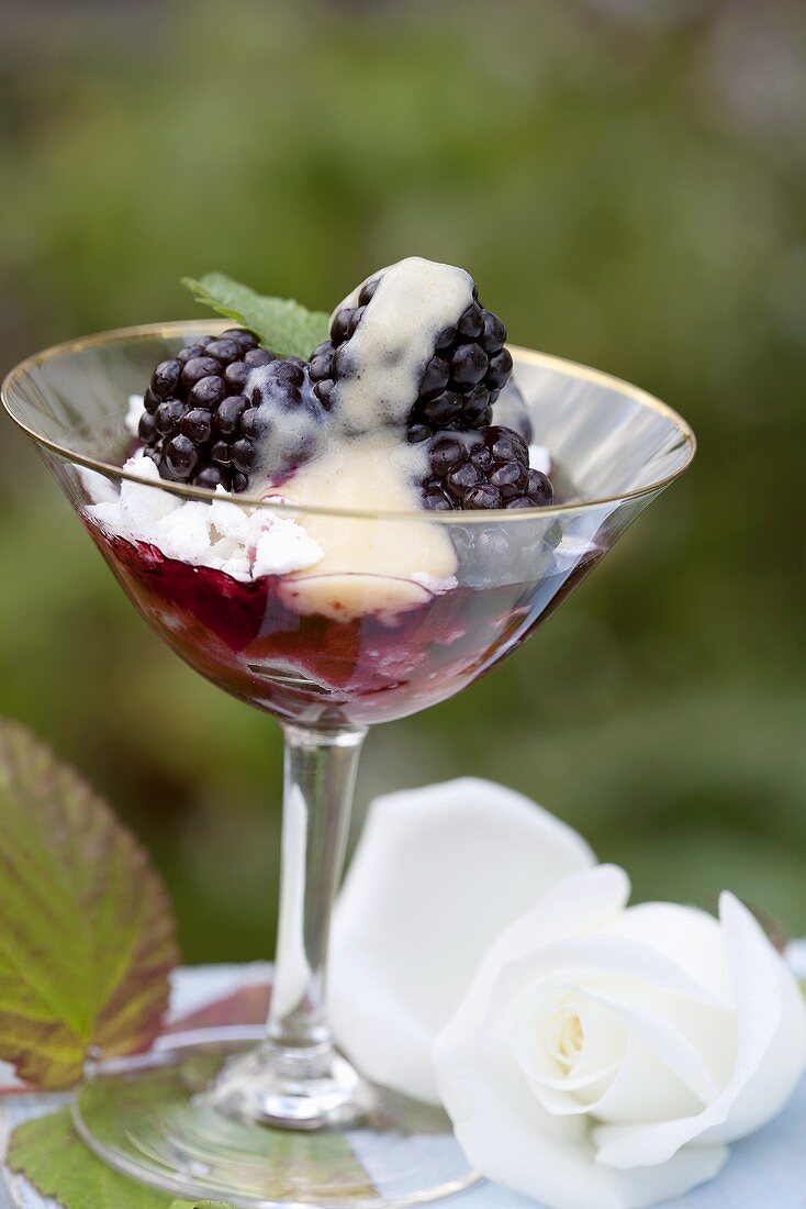 Baiser mit Brombeeren und Eierlikör