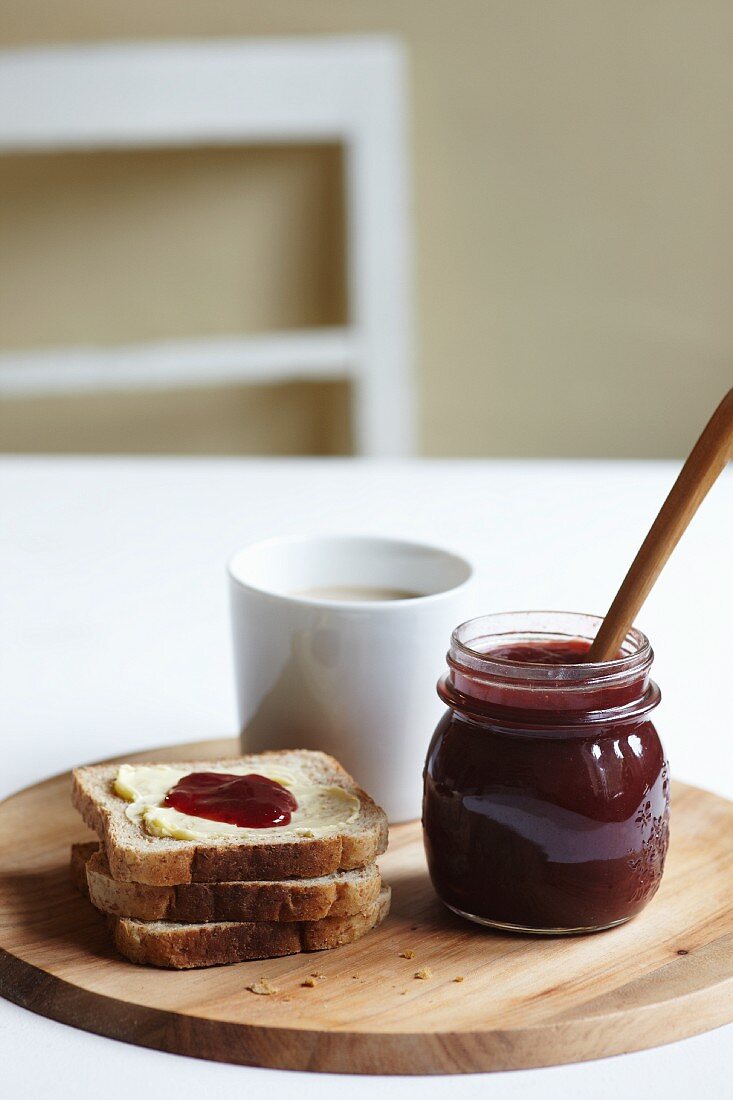 Toastbrotscheibe mit Butter und Marmelade