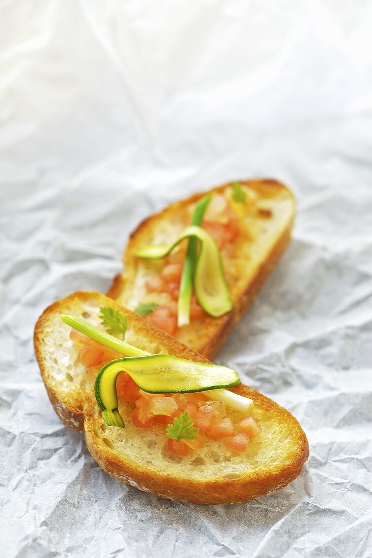 Belegte Brote mit Jungzwiebel, Tomaten, Zucchini