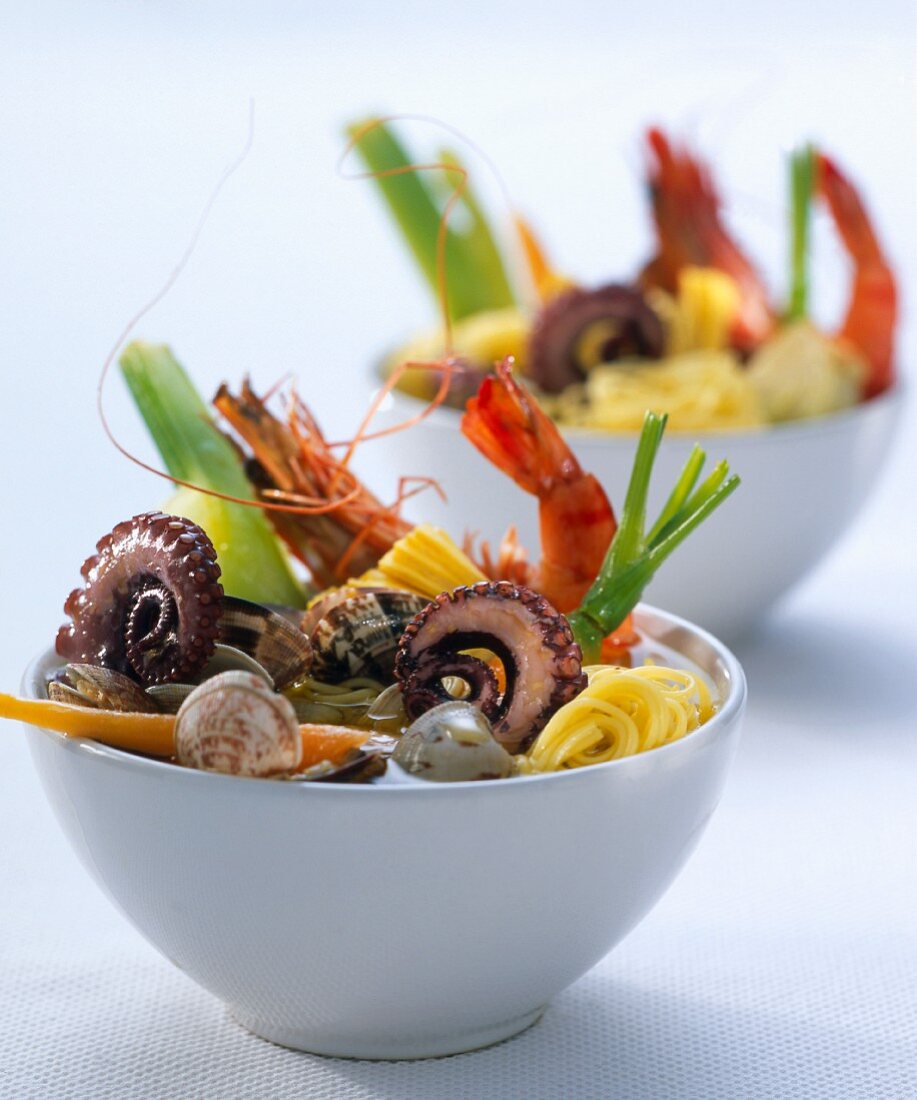 Meeresfrüchtesuppe mit Krake, Möhren und Nudeln