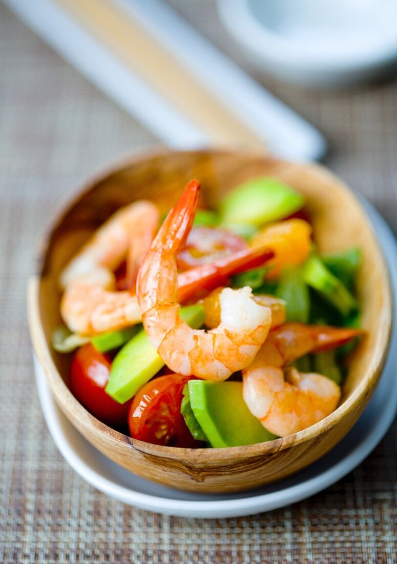 Salat mit Garnelen, Avocado, Tomaten und Orangen