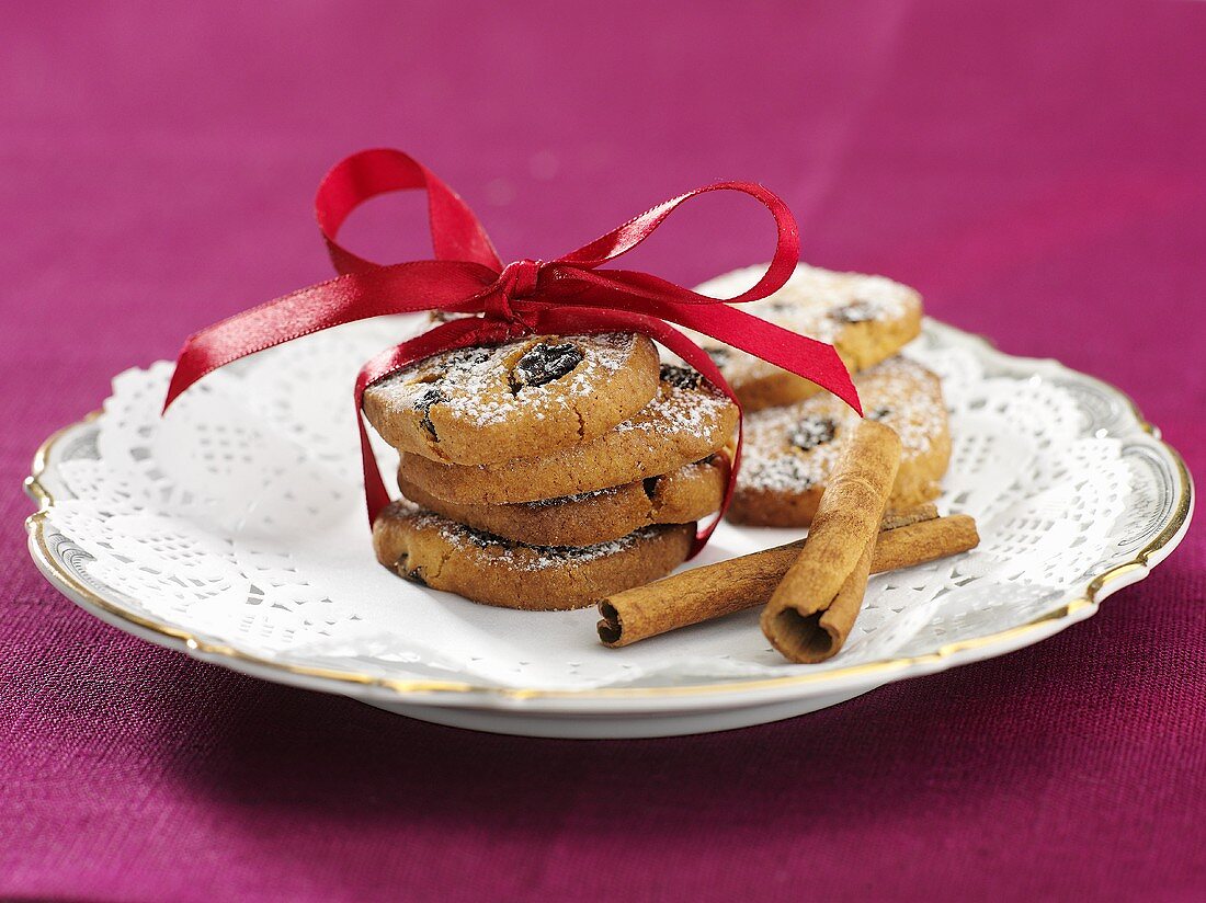 Cinnamon biscuits with icing sugar as a gift