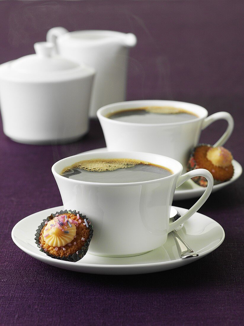 Kaffee und Mini-Cupcakes