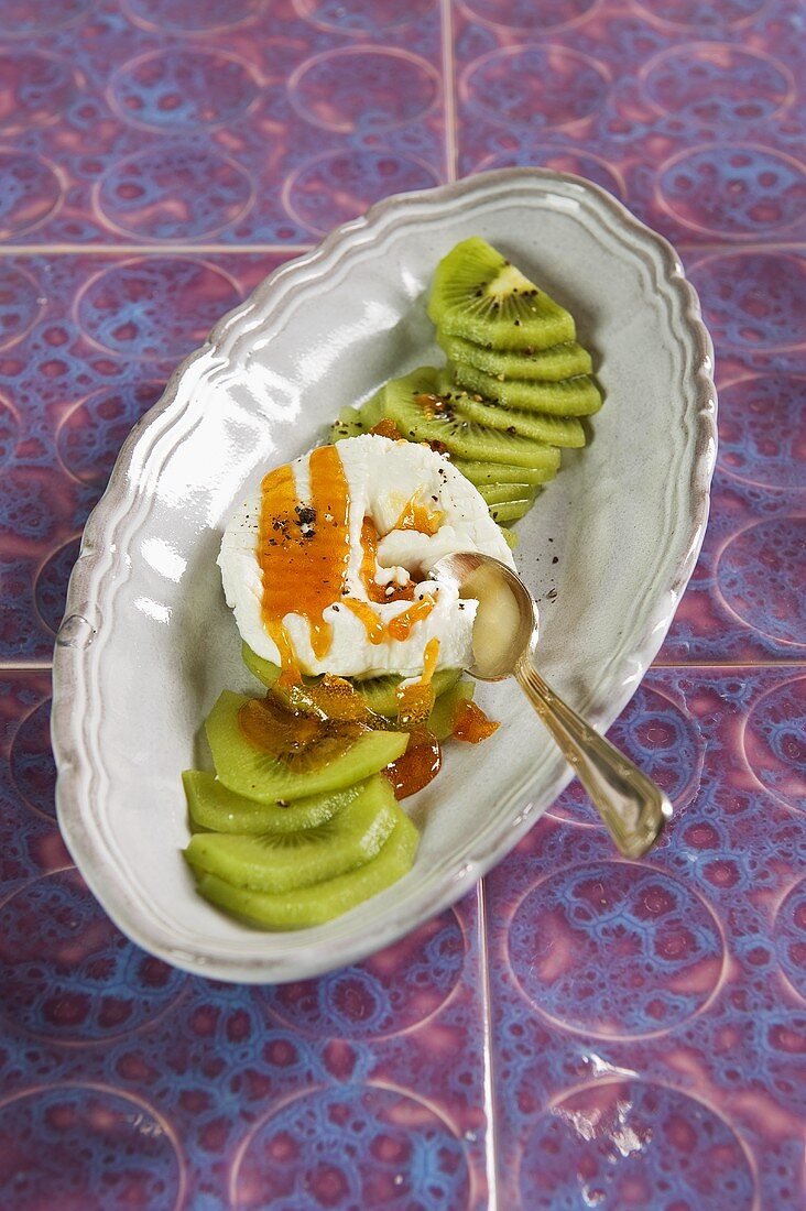 Fresh goat's cheese with caramel and kiwi