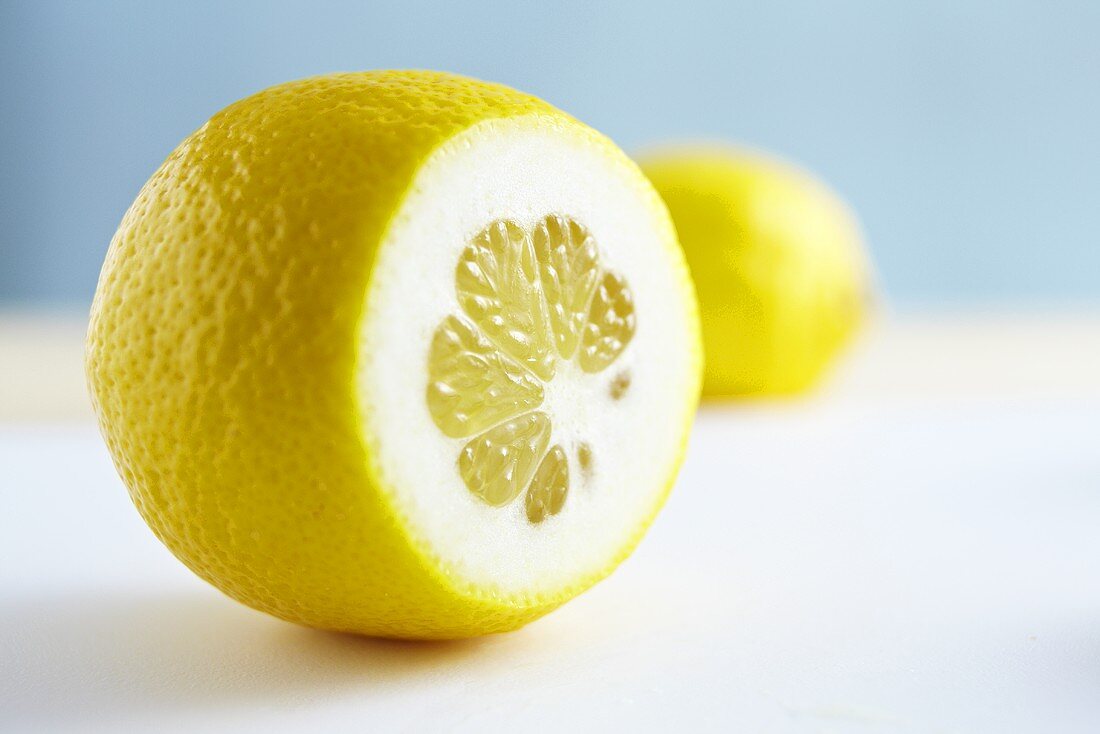 Zitrone, angeschnitten