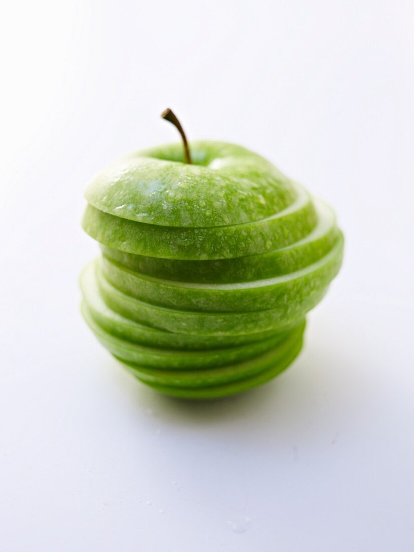 Ein Granny Smith Apfel, in Scheiben geschnitten