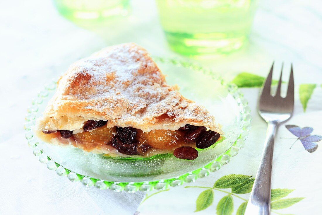 Puff pastry cake with raisins and oranges