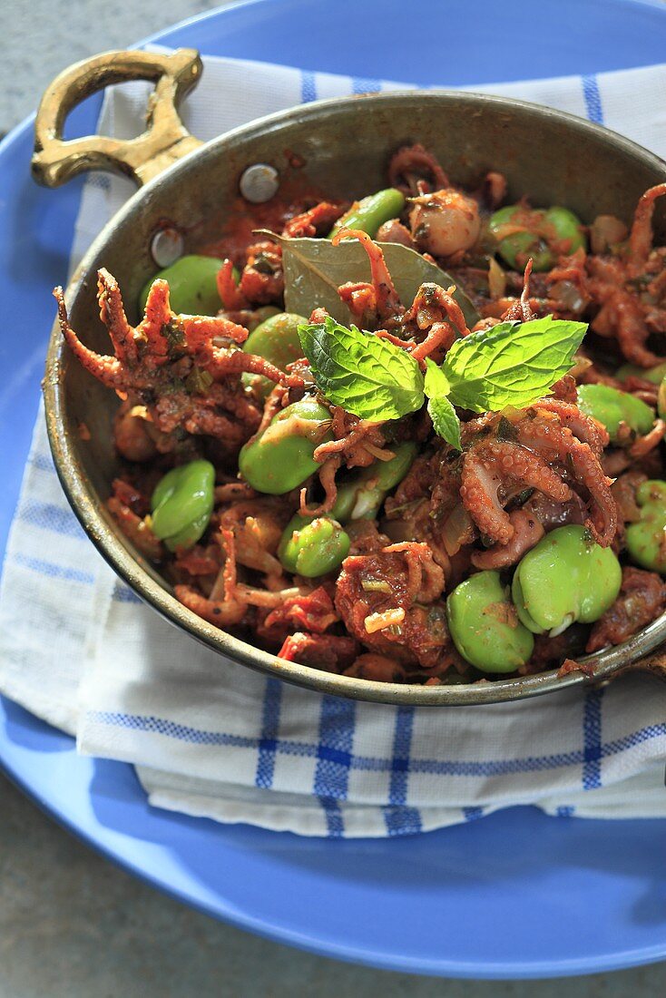 Tintenfische mit Saubohnen und Tomaten (Griechenland)